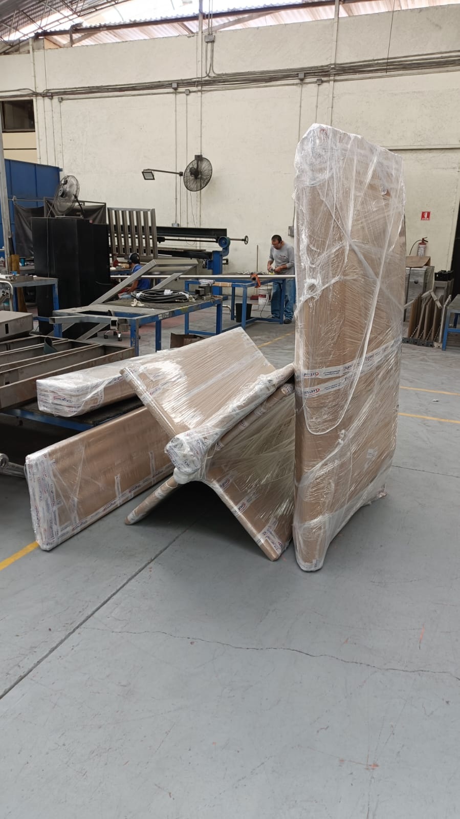 Equipos de Digesan empacados con cartón y película estirable en la planta, listos para su envío