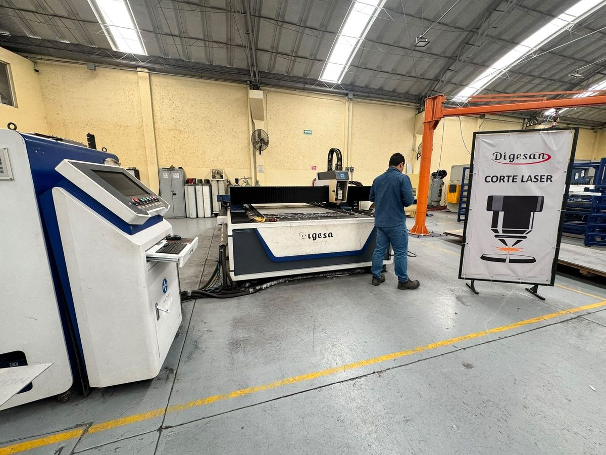 Operador junto a la máquina de corte láser de lámina en la planta de Digesan