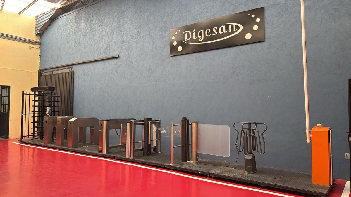 Sala de exhibición de Digesan con torniquetes trípode, ópticos y de altura completa terminados